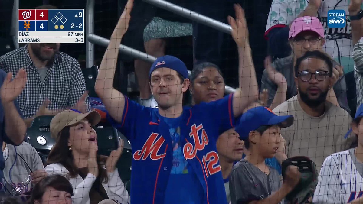 The Citi Field crowd gets up and roars as Edwin Díaz sends this to the bottom of the 9th