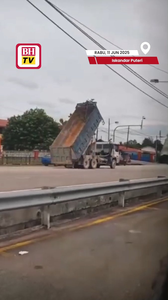 Sebuah lori pasir yang dipandu dengan bahagian belakangnya tidak diturunkan, melanggar kabel elektrik dan menyebabkan tiga tiang elektrik tumbang berhadapan sebuah sekolah di Iskandar Puteri, petang semalam. Berita penuh: