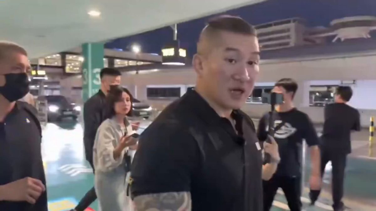 我了解馆长在上海浦东机场夸中国厕所有门，是为了证明绿营说“中国厕所没有门”是造谣 不过： 1. 浦东机场厕所不可能没有门 2. 中国的确很多厕所没有门，哪怕上海也能找到 3. 台湾也有被爆出过无门厕所，虽然我在台北没见到过 4. “中国厕所有门”是一个专门用来嘲笑洋五毛的梗😂👇 但还是致敬馆长的勇气