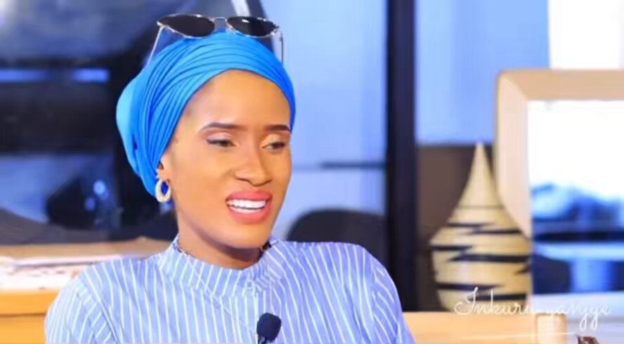 Siniyumbisha Ukuntu umuntu mwitwa ko mwashakanye mukundanye umwica urubozo bigeze aha😭😭 Ibaze gukubita umuntu inda ikavamo 😭ukagerekaho kumwambura ubusa mumaso y’umwana yabyaye😭 Birababaje kndi biteye n’agahinda🥺