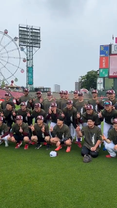 練習前に #浅村栄斗 選手の2000試合出場をみんなでお祝い👏 記念撮影の様子をどうぞ😉✌ #RakutenEagles #キ!