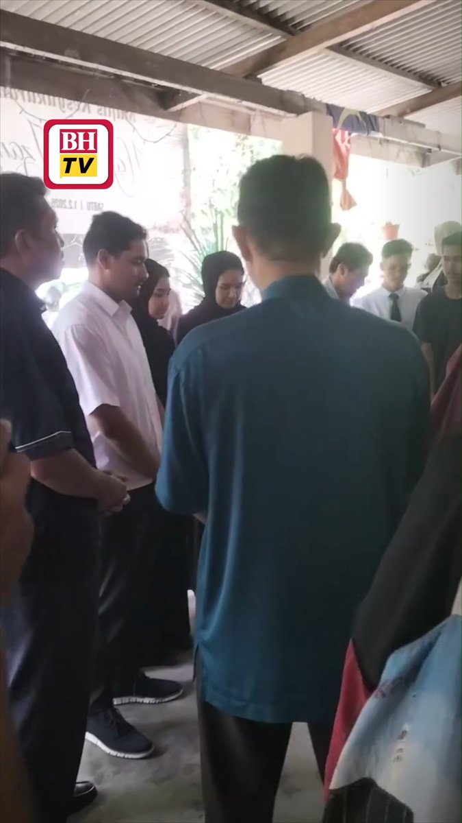 Naskhah al-Quran tulisan tangan pelajar Universiti Pendidikan Sultan Idris (UPSI), Nurly Shahirah Azman, 23, yang maut bersama 14 yang lain dalam nahas di Gerik, kelmarin, menjadi tumpuan orang ramai yang menziarahi keluarganya. Berita penuh: