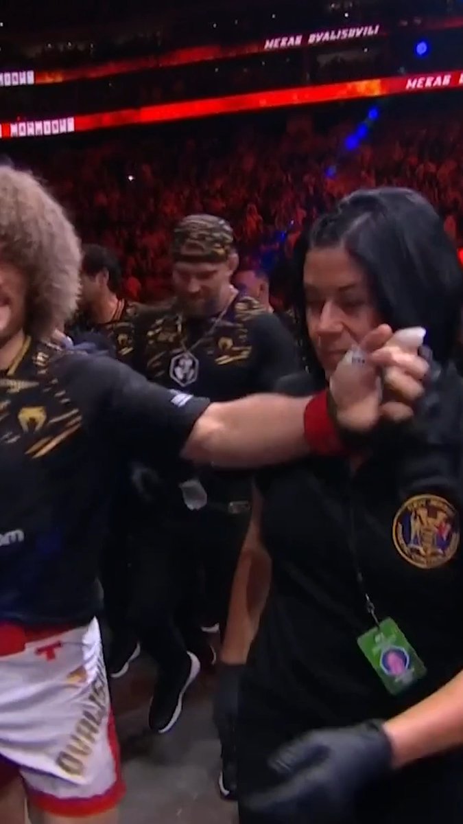 オマリー戦の入場時、UFCスタッフにバックブローをかましちゃったメラブ😅 #UFC
