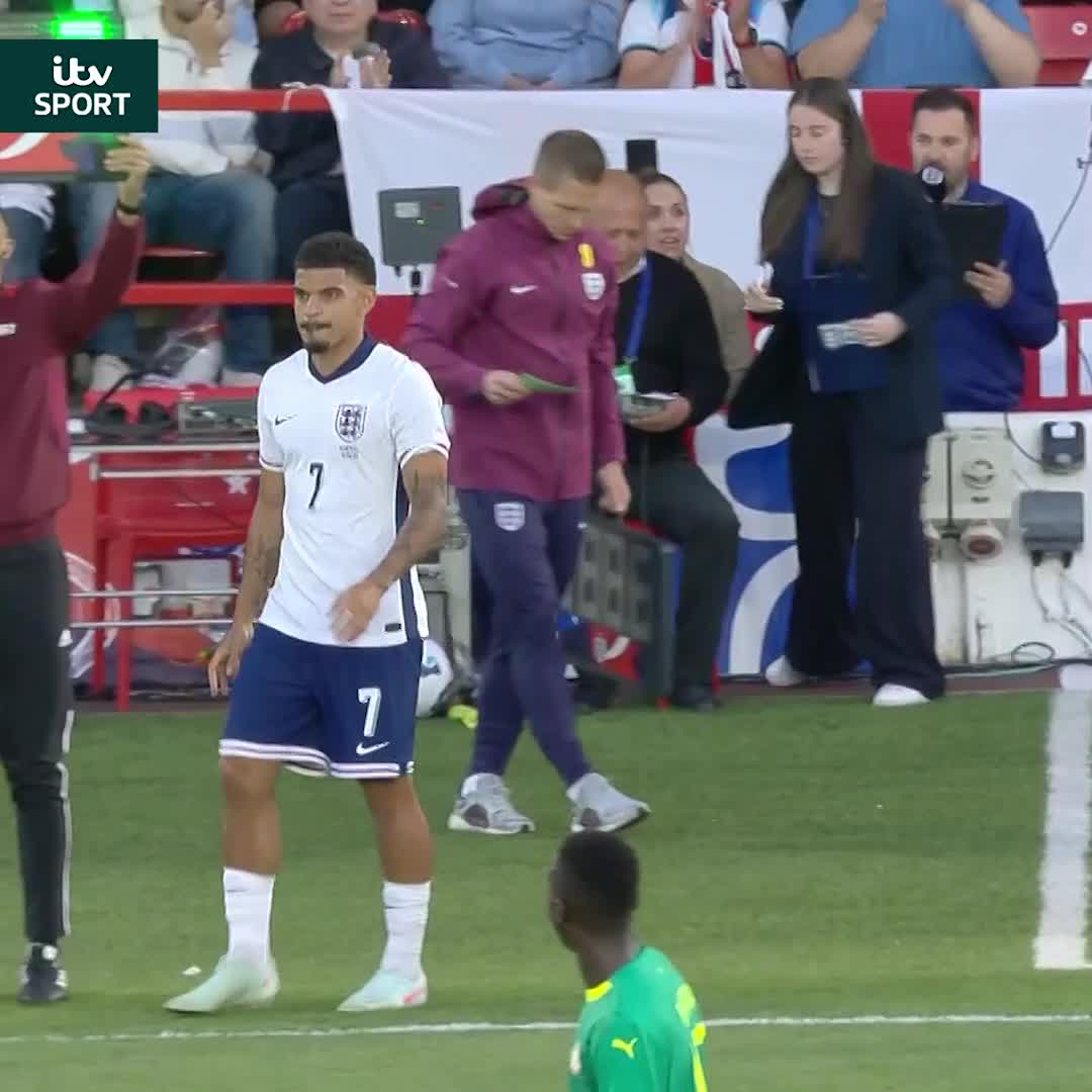 "A bittersweet moment" ❤️🏴󠁧󠁢󠁥󠁮󠁧󠁿 Morgan Gibbs-White comes on for England at the City Ground Nottingham Forest | #NFFC