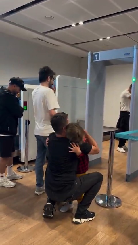 Fernando Muslera, Türkiye'den ayrılırken çocukları gözyaşlarına hakim olamadı. 🥲