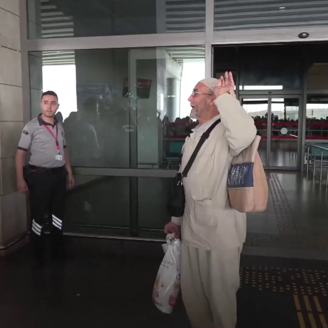HACDAN DÖNEN ANNE VE BABASINI AYAKLARINA KAPANARAK KARŞILADI Kutsal topraklardaki ibadetlerini yerine getirdikten sonra yurda dönen hacılar, yakınları tarafından sevinç gözyaşlarıyla karşılandı.