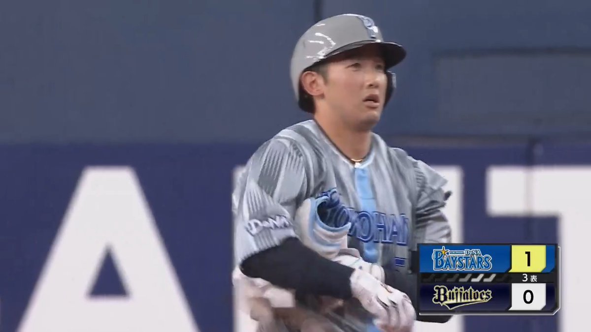 力強く振り抜いた打球はレフトの頭上を越えていく!⚡ 地元・大阪出身 #山本祐大 選手のタイムリー2ベースで先制に成功!👏 3回表 DB 1 - 0 B #京セラドーム大阪 #日本生命セ・パ交流戦 #解き放て #baystars