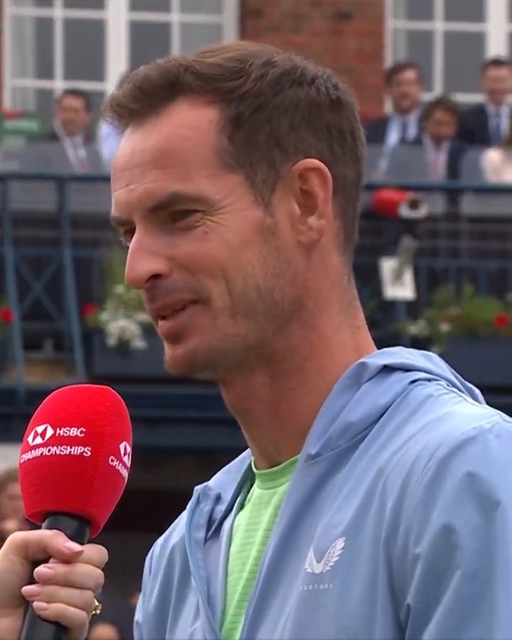 👑 Andy MURRAY a désormais un court à son nom au Queen's 🌱 Quintuple champion sur le gazon londonien, l'ex N°1 mondial a inauguré la Andy Murray Arena hier 🏟 "Je suis très reconnaissant envers celui qui a décidé du nom de ce stade !" 😁
