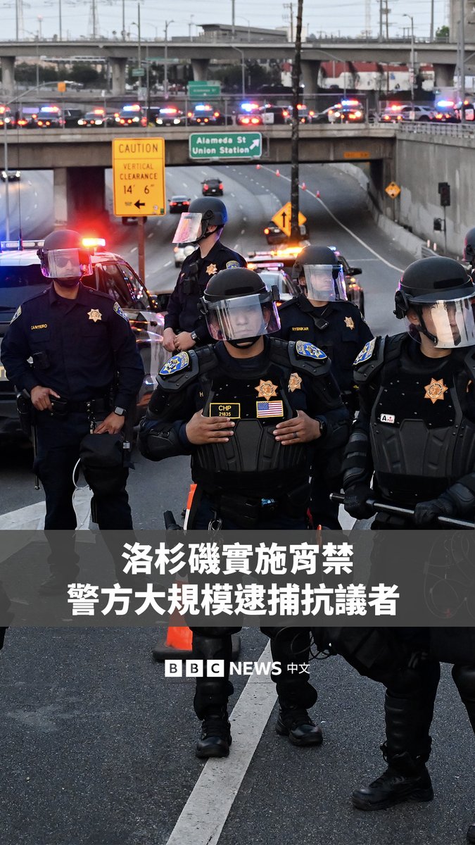 在特朗普的移民突袭行动引发连日的抗议和骚乱后,美国第二大城市洛杉矶宣布对市中心部分地区实施宵禁。 洛杉矶警方表示进行了“大规模逮捕”。骑警骑马穿过洛杉矶市中心的街道,以驱散抗议者。许多抗议者随之散去,但零星冲突仍在继续。