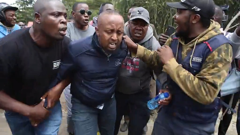 Only in Kenya where citizens arrest a police officer 🤣🤣