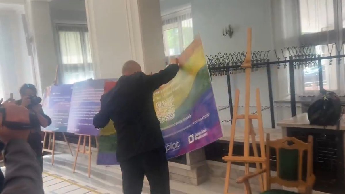 ❗Grzegorz Braun zniszczył wystawę LGBT w Sejmie❗