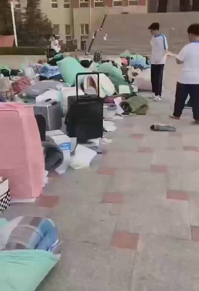 2025/6/11/报道，河北衡水武邑宏达实验中学，6月8日晚上就让高考生搬行李，6月9日上午让搬中午又让搬，学生下午还要高考，也不能休息，铺盖一切物品都必须扔操场，也不管四十度高温下孩子中暑影响考试，责令孩子学生宿舍必须清空！ 然后孩子们的行李搬到操场还被雨淋了！ 请问河北衡水武邑宏达实验中学的校长老师们，你们是人揍出来的吗？你特么畜生不如！