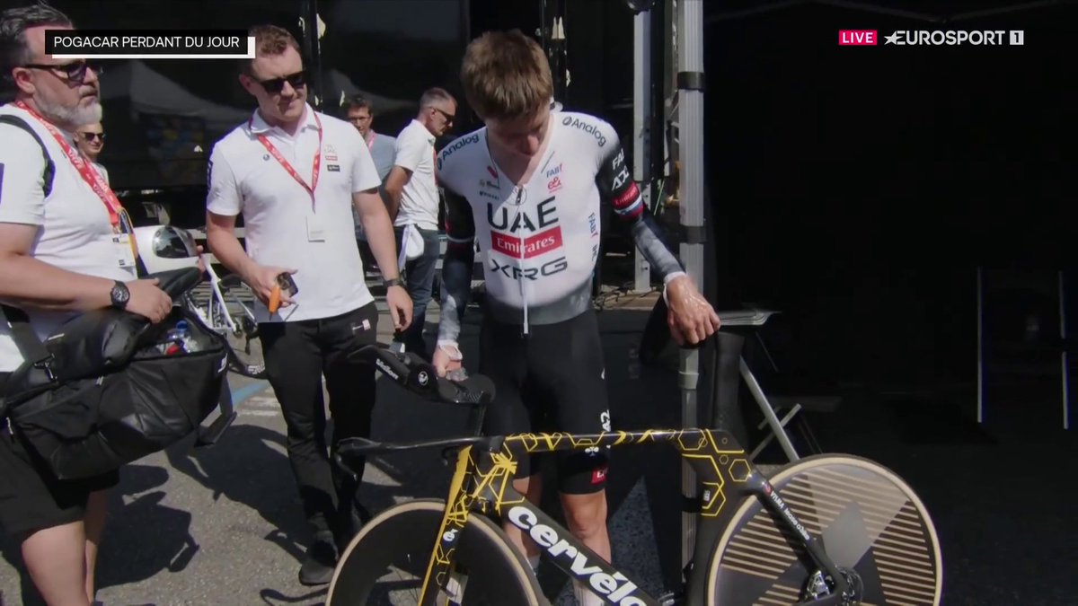 Quand Pogacar "contrôle" le vélo des Visma après le chrono du #Dauphiné 👀 #LesRP