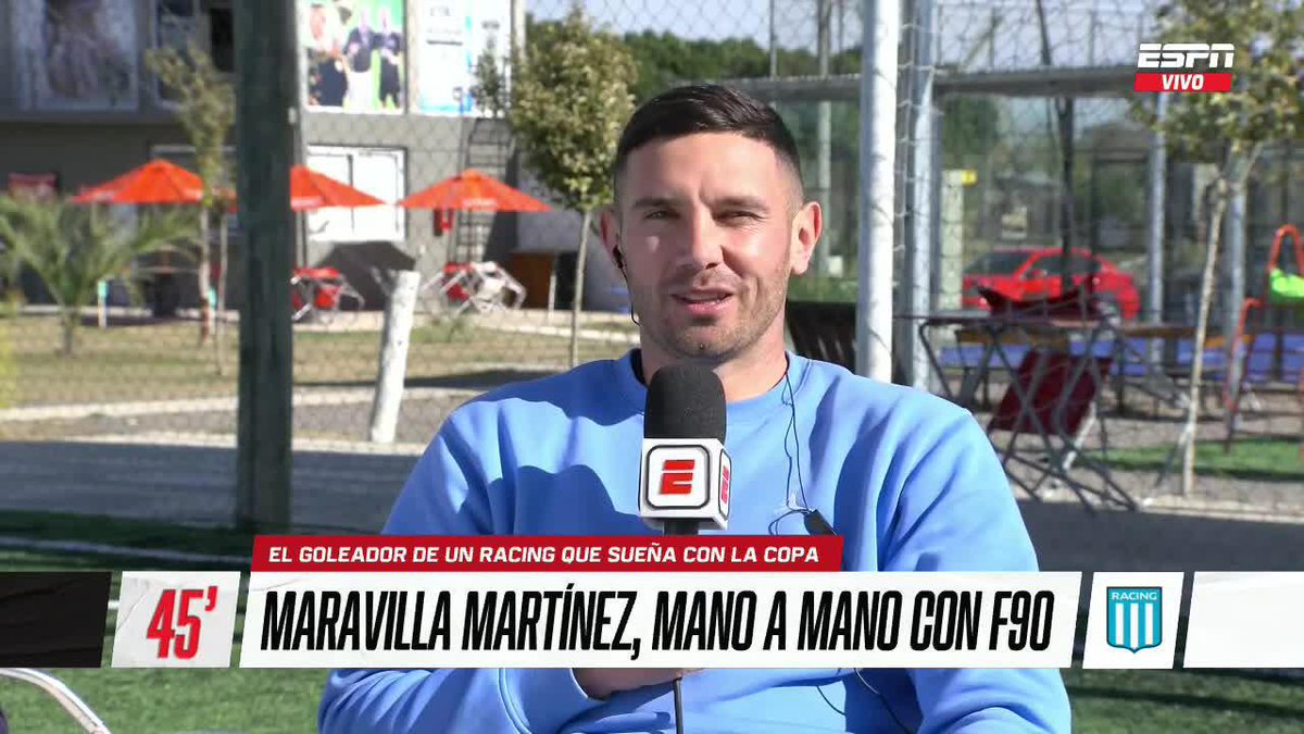 A mí me cuesta ser jugadorista pero con Maravilla Martínez me pasa algo muy raro: lo banco más por quién es que por la cantidad de goles que metió o meterá. ¿Cómo hacemos los de Racing para no querer a este tipo?