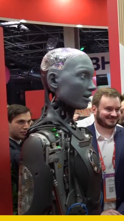 💬 "Comment tu peux aider à réformer l'État?" Emmanuel Macron dialogue avec une IA au salon Vivatech