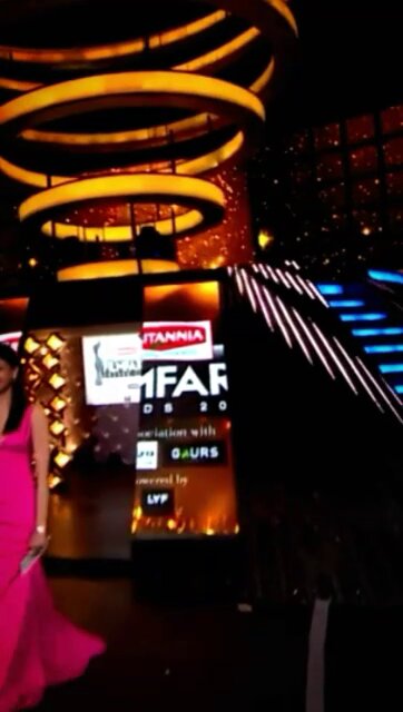 Kajal pink dress cleavage show Filmfare 2016 on stage