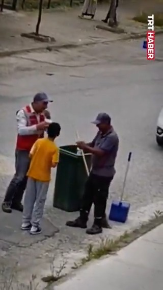 Düzce’de 11 yaşındaki bir çocuk, Kurban Bayramı’nda mesai yapan temizlik personellerine çikolata ve kolonya ikram etti.