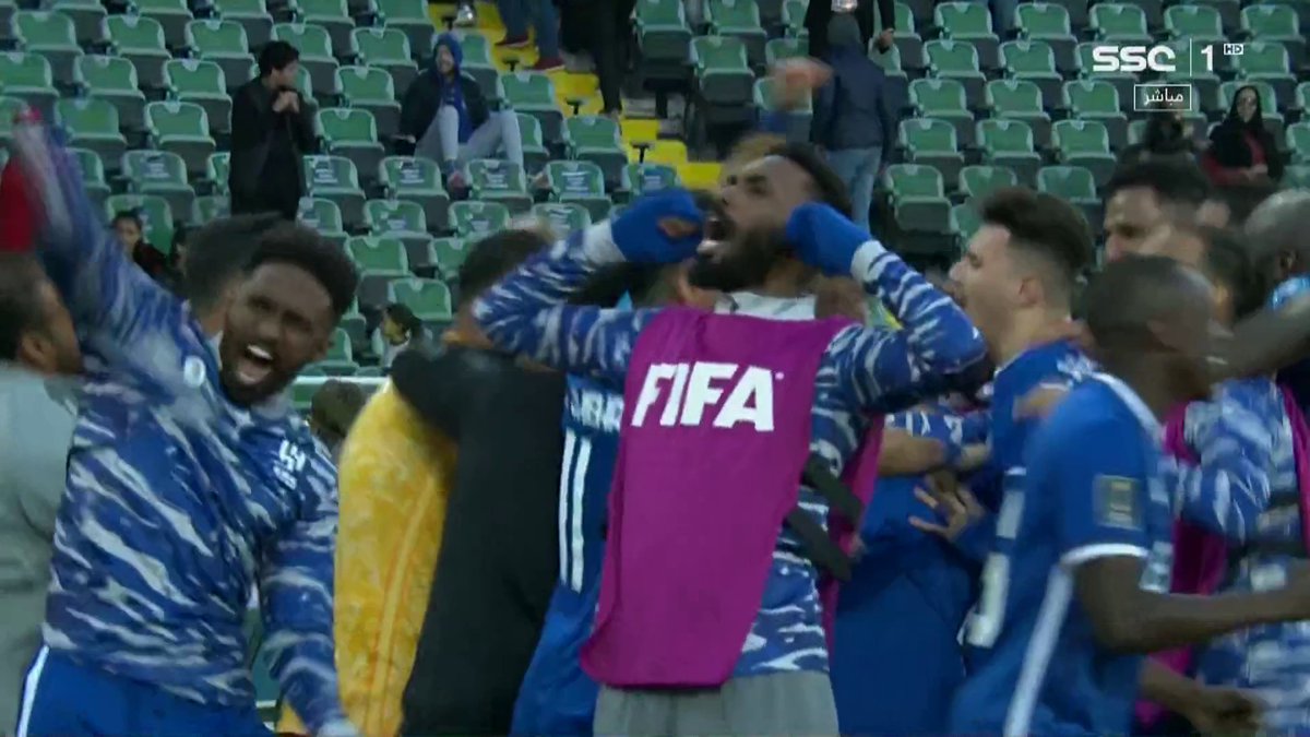 من الذاكرة في كأس العالم وفي أرض الخصم وبين 60 الف مشجع افريقي وسط الصخب ومضايقات الليزر مصعب الجوير يسجل الركلة الأخيرة ويحسم الفوز والتأهل إلى نصف النهائي لصالح الهلال بعمر ( 18 عام ) والله لن أنساها لك يامصعب مهما حييت