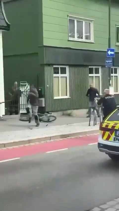 A woman was stabbed to death earlier today in Honefoss, Norway. When the police responded the killer was still armed with a knife and, after refusing to comply with commands, was shot in the leg before being arrested. Either the officer is a terrible shot or he intentionally shot the dude in the leg. Either way it shows that if he had a gun rather than a knife he would have easily been able to return fire which is why (one of the many reasons) it's not a recommended self defense technique. #rural #honefoss #norway #crime #BallisticsTest #KnifeCrime #europe #Norwegian