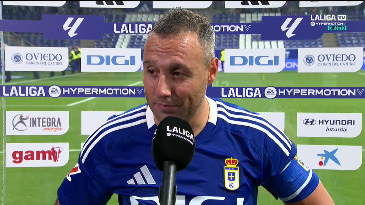 🗣️ “Solo por ellos merece la pena. La ilusión que tienen es imposible de devolver. Lucharemos y soñaremos juntos en la final” Porque el gol de Santi Cazorla ES DE SU GENTE, de la gente de un Real Oviedo del que se enamoró cuando era un niño 💙 #LALIGAHYPERMOTION