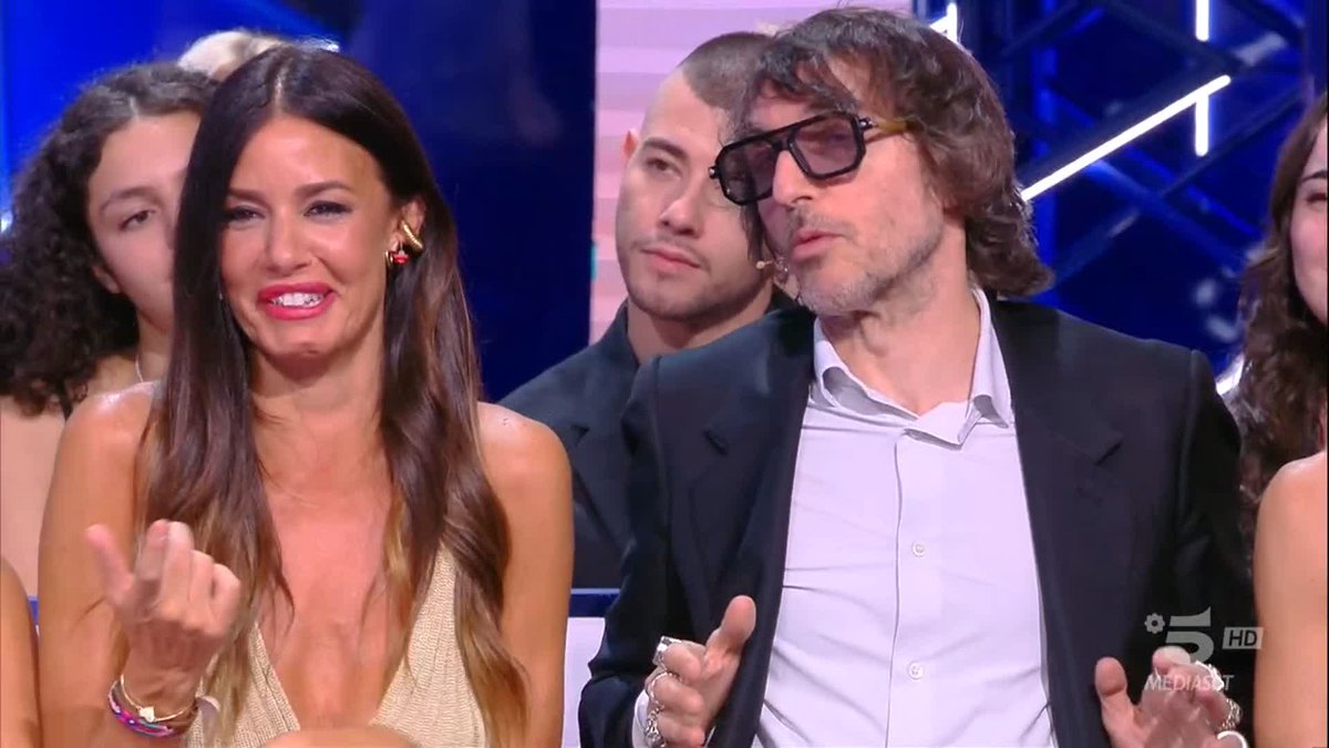 - "Non mi stimolare su queste cose" - "Non voglio subito il PECORECCIO" Questo scambio tra Veronica e Cruciani 😂 #Isola