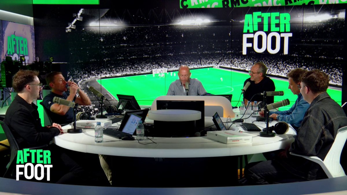 🤔 Etoile sur le maillot du PSG, ou non ? Nasser al-Khelaïfi a relancé le débat récemment. 🎙️ Daniel Riolo : "Les maillots de l'année prochaine, ils sont déjà prêts. Il y a eu une petite panique chez l'équipementier."