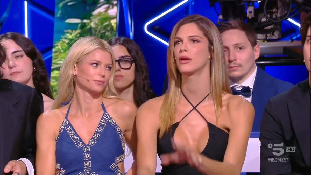 "Quando una persona è autentica non deve raccontarsi più di tanto" Carly difende Loredana dalle parole di Cruciani. #Isola