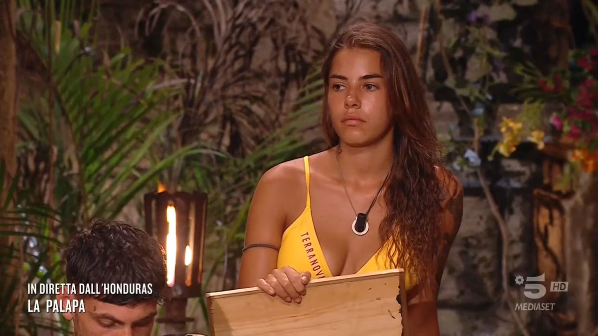 "Dovrebbe avere più personalità" Per Cristina la personalità di Chiara viene messa in ombra dal carattere forte di Teresanna. Cosa ne pensate? #Isola