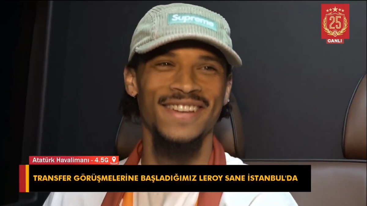 🫶 Leroy Sane boynundaki Galatasaray atkısıyla gülüyor.