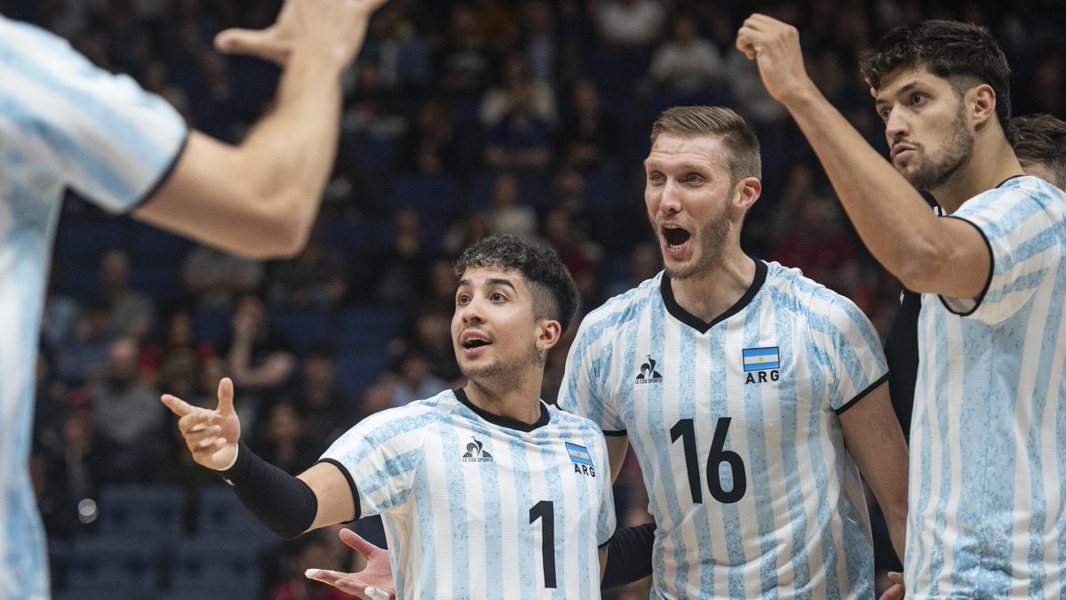 🇦🇷🔥 Argentina STUNS the reigning VNL champions and Olympic gold medalists 🇫🇷 with a 3-1 victory in their opening match! 🏐💥 What a start for their #vnl2025 🚀 #volleyballworld #bepartofthegame