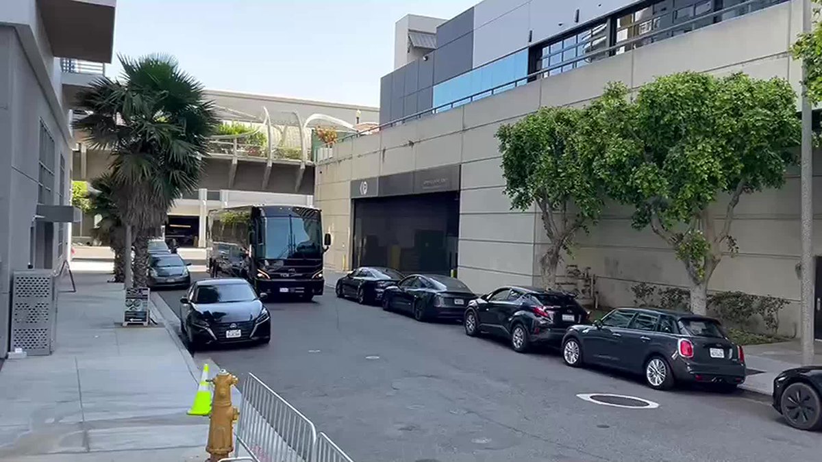 UN RECIBIMIENTO GRIS 😓 #CentralFOX | La Selección Mexicana arribó al hotel de concentración para la Copa Oro, sin color, sin banderas, sin gritos, sin el ambiente de nuestros compatriotas por las redadas en Los Ángeles. Cuanto se extraña a los aficionados. 📹 Carlos Rodrigo Hernández. 🥑