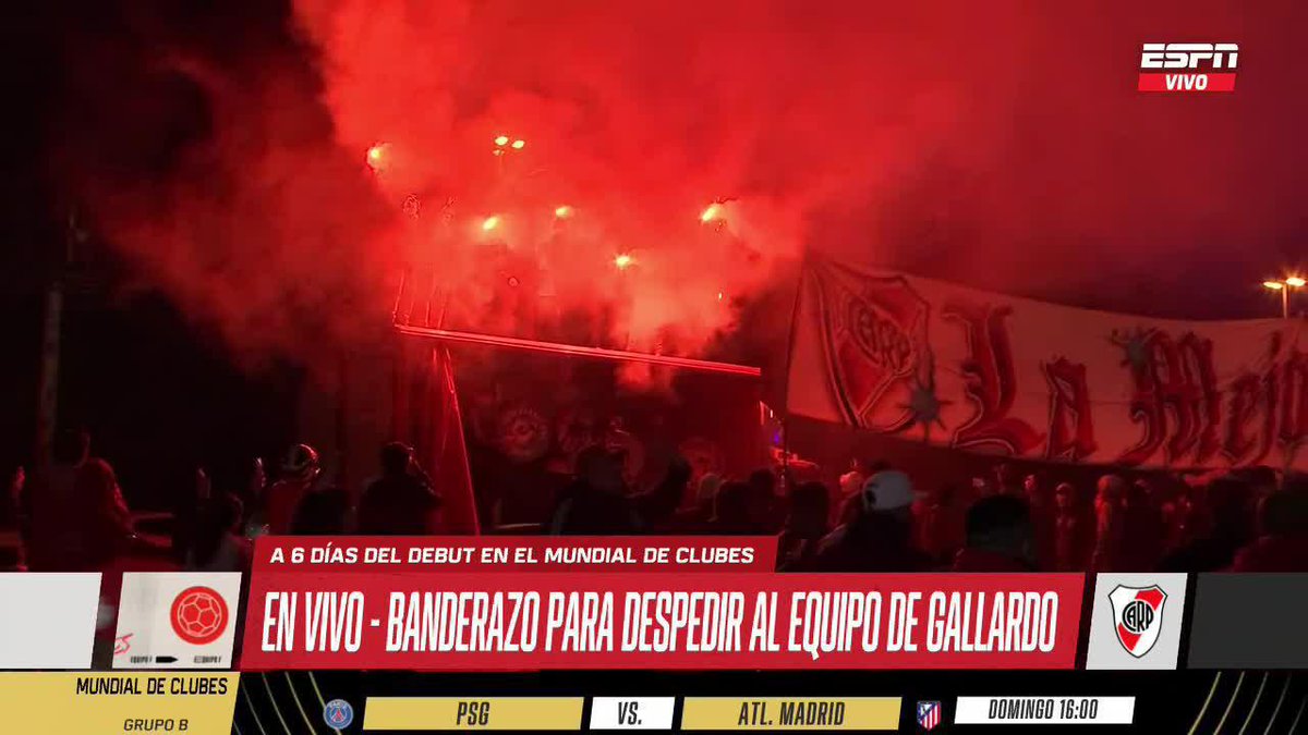 ¡LOCURA DE LOS HINCHAS DE RIVER EN LA DESPEDIDA DEL PLANTEL! 📺 Mirá los partidos de #DisneyPlus de la #FIFACWC 🏆🌎 en el Plan Premium 📺 #ESPNEquipoF | #DisneyPlus