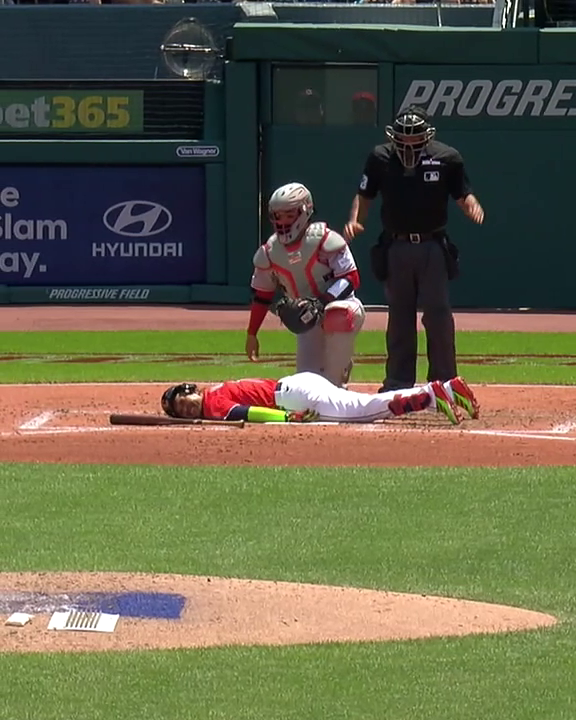 José Ramírez "aprovechó" el tiempo después de recibir un bolazo en el juego ante los Reds 😴😅. Ramírez quería seguir con su turno argumentando que era foul 😂.