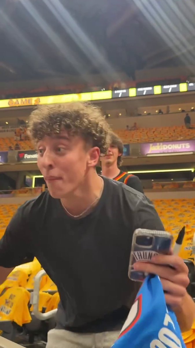 "SHAI JUST SIGNED MY JERSEY, BABY!"🔥 This fan was beyond hyped to get SGA's autograph 😂