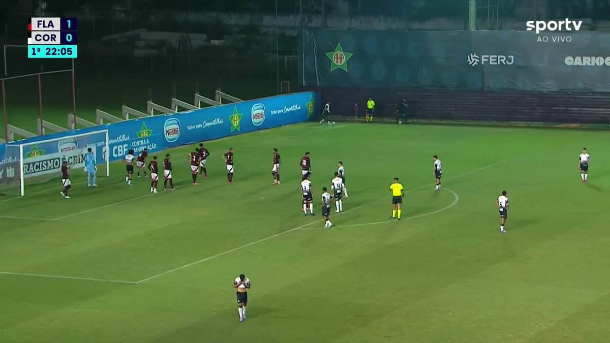 "Fecha as pernas aí, meu garoto!" Que caneta do Caipira, do Corinthians, em Rayan Lucas, do Flamengo.