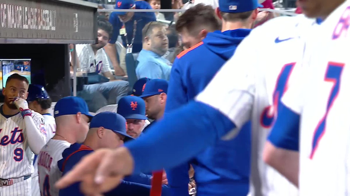 An ovation from the Citi Field crowd as David Peterson comes out for the 9th