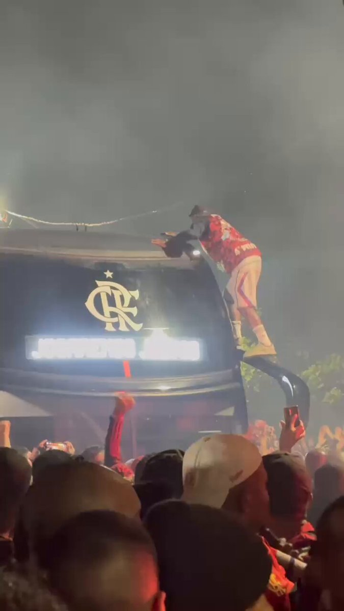A NAÇÃO É F0D@!!!! CONFIRA A LINDA FESTA DA NAÇÃO RUBRO-NEGRA NO EMBARQUE PARA A COPA DO MUNDO DE CLUBES NOS ESTADOS UNIDOS!!