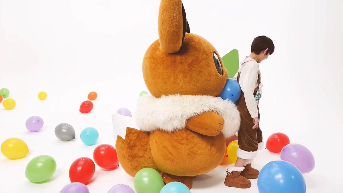 #イーブイ たちと風船で遊んでみた第２弾！ 風船を間にはさんで落とさずに１周できるかな…？！ イーブイたちのうた「キミまつ∞ミラクル」ダンスVer.も見てみてね！ #Eevee #ポケモンKidsTV