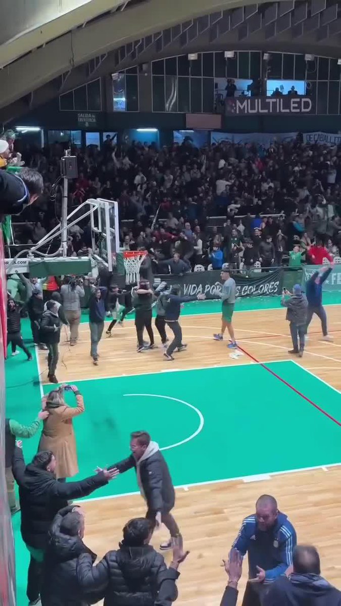 ¡LOCURA TOTAL EN LA LIGA NACIONAL ARGENTINA DE BÁSQUET! Increíble TRIPLAZO de Emiliano Lezcano sobre la chicharra para que Ferro derrote 76-73 a Boca y ponga la serie de los cuartos 2-1. El Verdolaga remontó una diferencia de 10 puntos en el último cuarto. 🔥🤯🏀 📹 pica.picaok