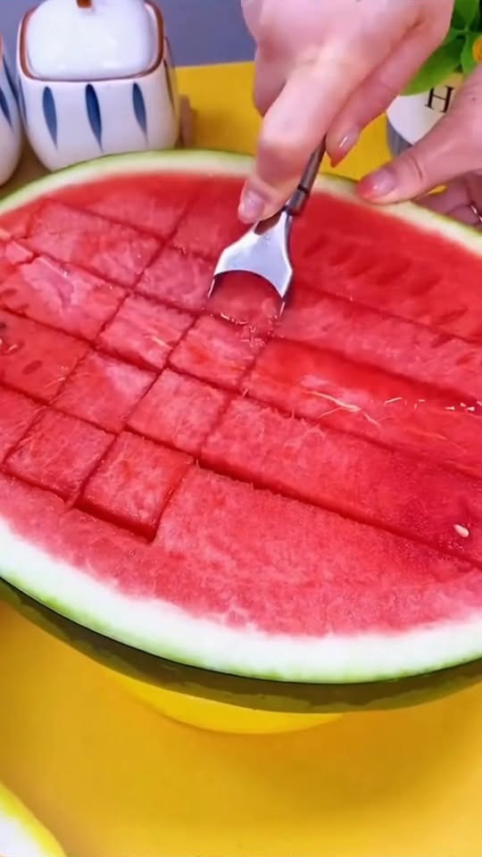 🍉"My Neighbors Think I Went to Culinary School!"👩🍳 🥳Ladies! This "Dual-Action Fruit Cutter" saved me from kitchen nightmares~ Watermelon ➜ fruit platter in 3 seconds, cantaloupe ➜ flower art in 5 seconds – my social media blew up with likes! Get your👉