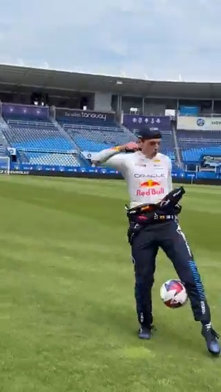 "Max Verstappen" Por este video que subieron mostrando cómo juega al fútbol. Mirá cómo le pega a la pelota siendo zurdo, es un poco duro pero juega mejor que cualquier futbolista chileno y peruano el neerlandés hijo de re mil puta, lo tengo que bancar.