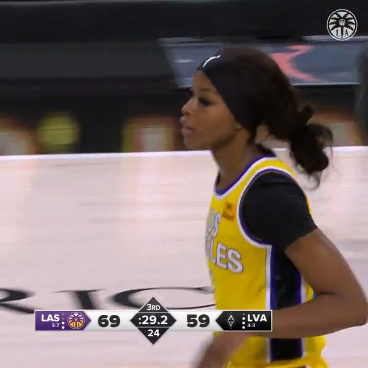 Rickea was deep in her Chanel bag tonight. 🖤 30 PTS | 7 REB | 11-17 FG