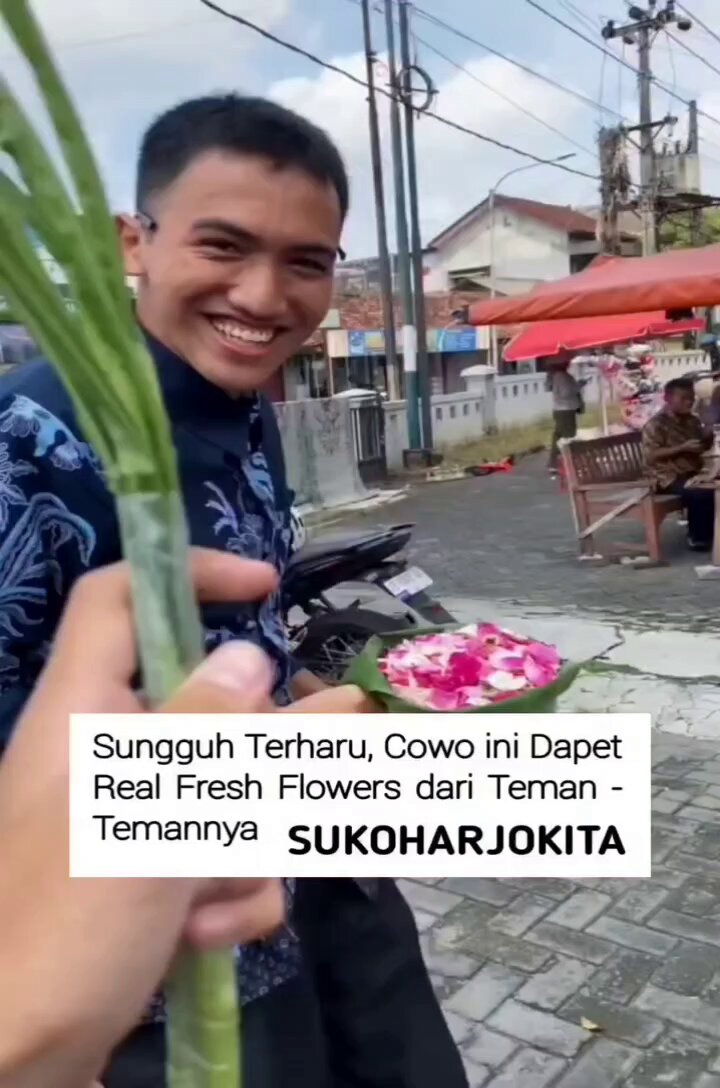 Gak perlu hadiah jam tangan semewah rolex atau buket uang berjuta-juta, kehadiran dari teman-teman sejati yang bawa bunga buat nyekar pun udah bikin terharu dan bahagia 🥹🥹 sc : ig/sukoharjokita