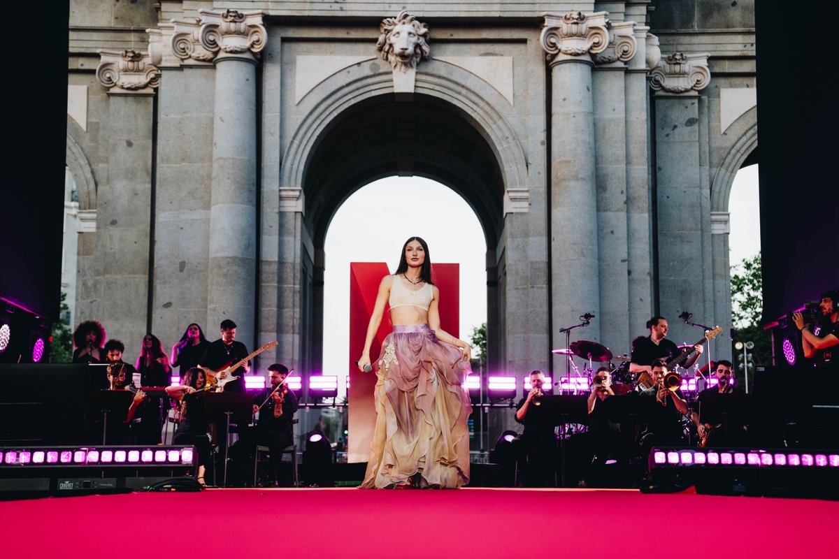 Dani Fernández y Yami Safdie fueron el agua que mató nuestra sed. Su ‘Tuyo’ de ‘Narcos’ para siempre en nuestra cabeza ❤️ #DaParaNetflix