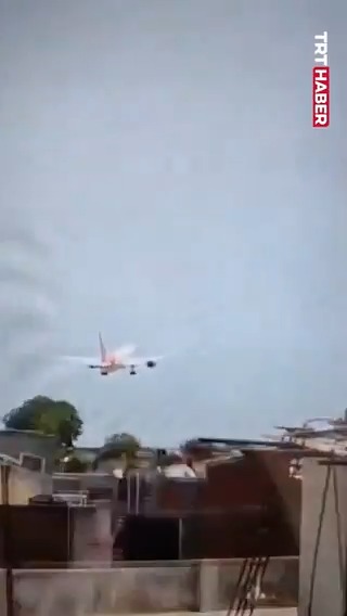 Hindistan’da 242 kişinin bulunduğu uçak böyle düştü.