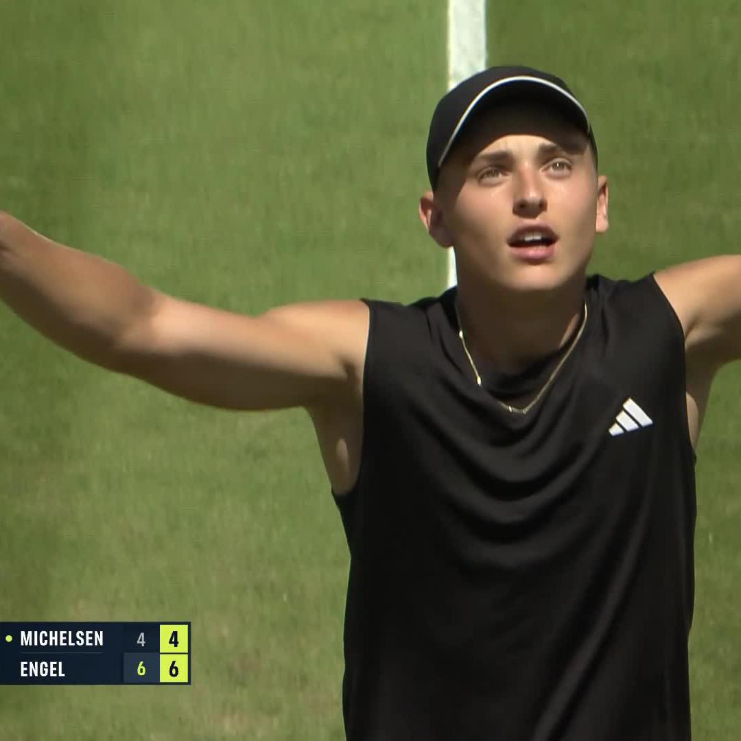 Le plus jeune quart-de-finaliste sur gazon depuis 40 ANS 😲 À 17 ans, Justin Engel (n°281) domine Alex Michelsen en deux sets (6-4, 6-4) pour atteindre les 1/4 de finale au tournoi ATP 250 de Stuttgart. 🌱 Il décroche sa première victoire face au TOP 50.