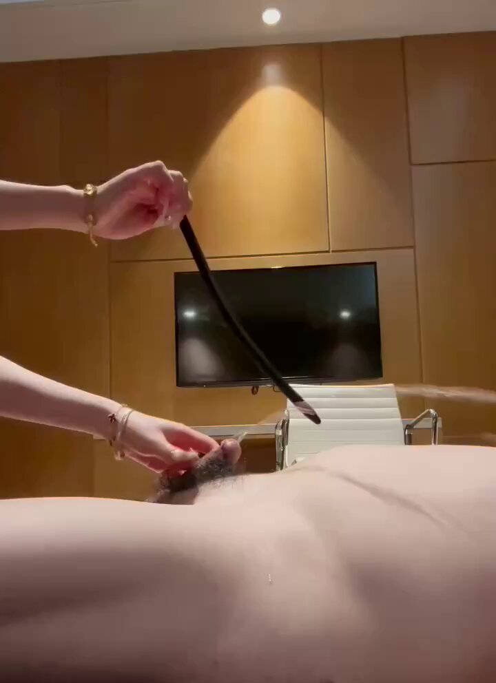 就连马眼也被主人填满，整根马眼棒都进去了呢 #女S #女王 #Mistress #Dominatrix #坐脸 #口舌 #圣水 #黄金 #刑奴 #虐乳 #虐阳 #虐肛 #四爱 #恋足 #足交 #淫妻 #绿帽 #绿奴 #夫妻奴 #ATM奴 #耳光 #前高 #龟头责 #榨精 #高跟控 #黑丝美腿 #pegging