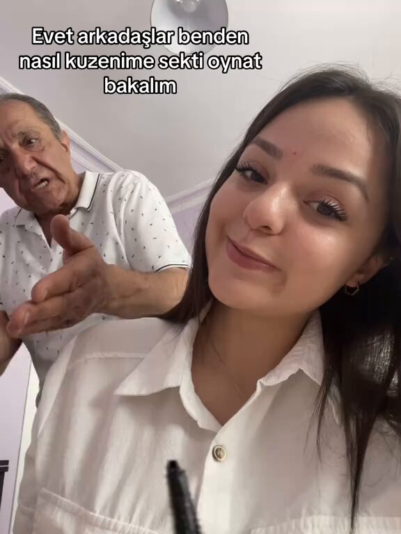 Makyaj yapan kızına söylenirken, kuzenini örnek göstermek isteyen babanın hevesinin kursağında kaldığı anlar: "Kaşlarını almışsın, burnuna demir takmışsın.