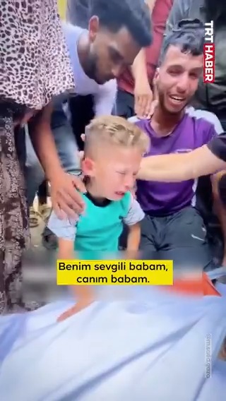 “Babam bir şehit, cennette bir şehit…” Bir torba un alabilme umuduyla yola çıkıp katil İsrail askerlerinin saldırısında hayatını kaybeden babaya evlatları veda etti.