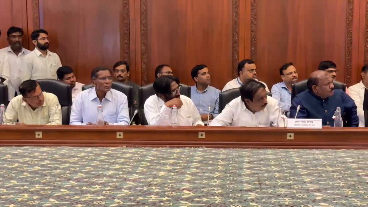 🔸CM Devendra Fadnavis chaired a meeting regarding the demands of Matang Community 🔸मुख्यमंत्री देवेंद्र फडणवीस यांच्या अध्यक्षतेखाली मातंग समाजाच्या मागण्यांसंदर्भात बैठक 🔸मुख्यमंत्री देवेंद्र फडणवीस इनकी अध्यक्षता में मातंग समाज की मांगों को लेकर बैठक 🕓 3.50pm | 12-6-2025📍Sahyadri Guest House, Mumbai | दु. ३.५० वा. | १२-६-२०२५📍सह्याद्री अतिथीगृह, मुंबई. Devendra Fadnavis Girish Mahajan MLA Sunil Kamble ( Modi ka Parivar ) #Maharashtra #DevendraFadnavis #Mumbai